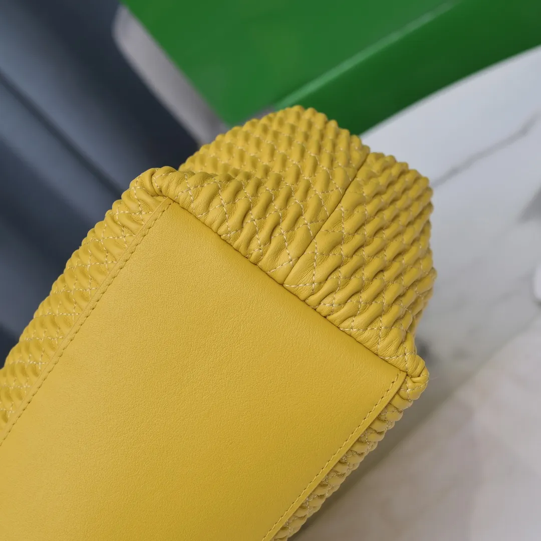 Special price 1600🉐️B’s new POINT handbag, sheepskin and Losange quilted leather handbag, and the position of the triangular handle also hides a magnet opening and closing design, very retro, replacing the conventional zipper but still retaining enough privacy, with long The shoulder straps are worn diagonally, showing a sense of laziness, and full of high-end feeling, which will capture the hearts of girls~ New style for spring and summer, V-shaped handle design~ Simple and cool, the wind blows~ The size of this large triangle bag: 31*26*10 Model # "6909-1"